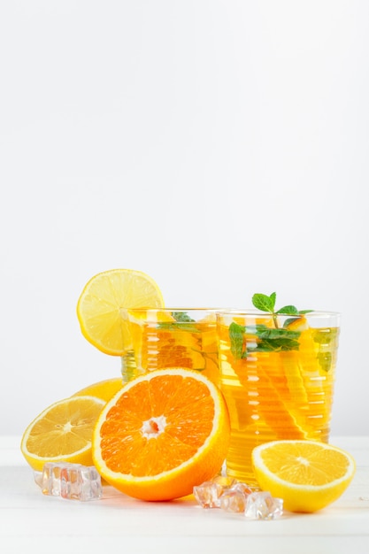 Limonada cítrica com hortelã