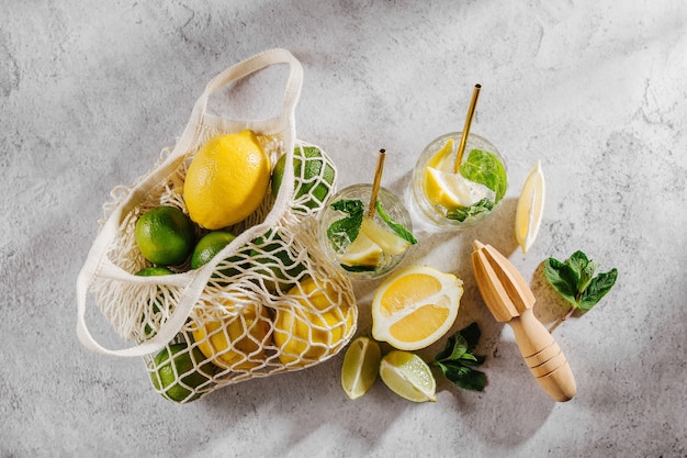 Limonada cítrica fresca com limão, limão e hortelã. Bebidas de verão.