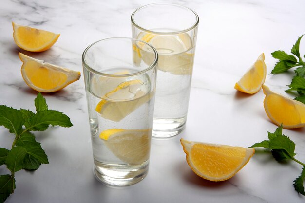 Limonada clásica en vasos sobre un fondo blanco
