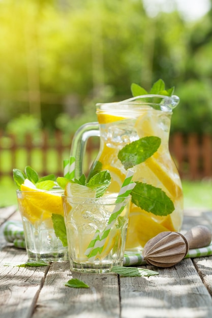 Limonada com hortelã limão e gelo