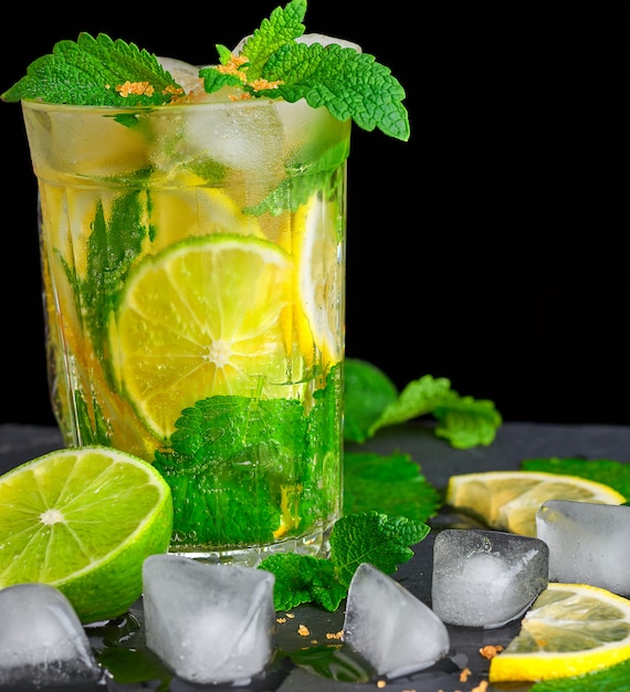 Limonada de bebida refrescante com limões, folhas de hortelã