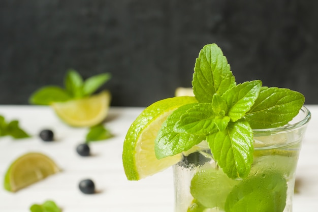 Limonada de bebidas refrescantes do verão ou cocktail Mojito com o gelado do mirtilo da hortelã fresca do cal.