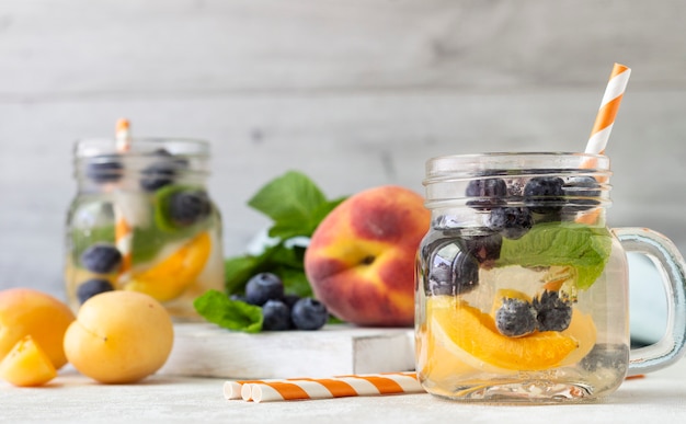 Limonada de Damasco, mirtilo e hortelã fresca em potes.