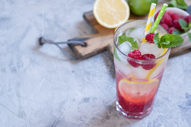 Limonada de framboesa. bebida gelada de verão.