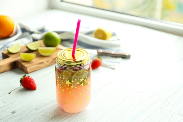 Limonada de frutas em frasco de pedreiro na mesa de madeira