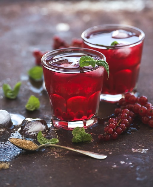 Limonada de frutas vermelhas com gelo e hortelã no fundo de metal enferrujado vintage grunge