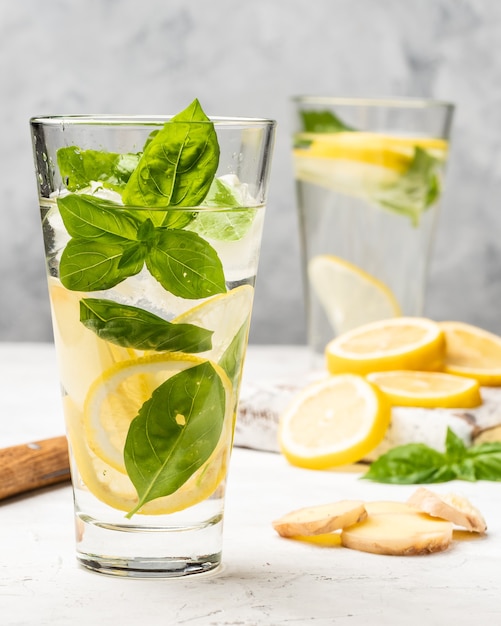 Limonada de gengibre com manjericão em copo alto