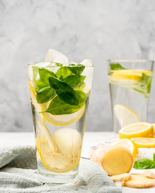 Limonada de gengibre com manjericão em copo alto