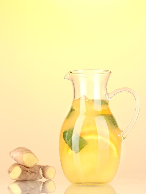 Limonada de laranja em jarra em fundo amarelo