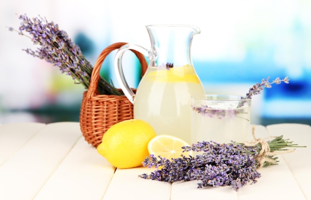 Limonada de lavanda em fundo brilhante