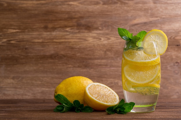 Limonada de limão com suco de vidro