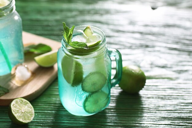 Limonada de limão e hortelã em uma jarra de vidro sobre a mesa