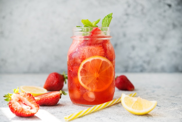 Limonada de morango caseira com gelo em uma jarra, coquetel frio de verão, foco seletivo