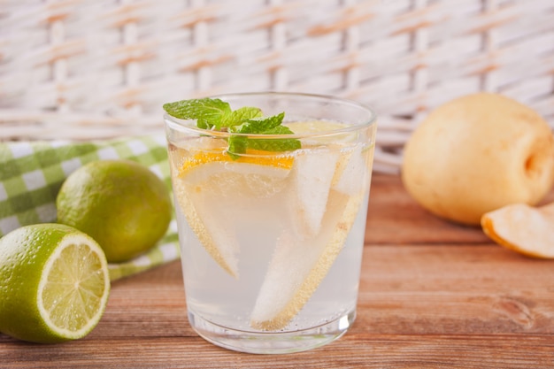 Limonada de pêra ou cocktail de mojito com pêra, limão e hortelã, bebida refrescante ou bebida