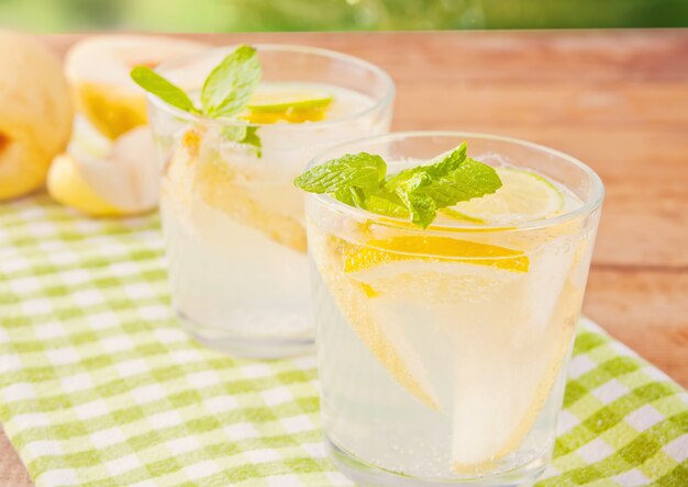 Limonada de pêra ou cocktail de mojito com pêra, limão e hortelã, bebida refrescante ou bebida