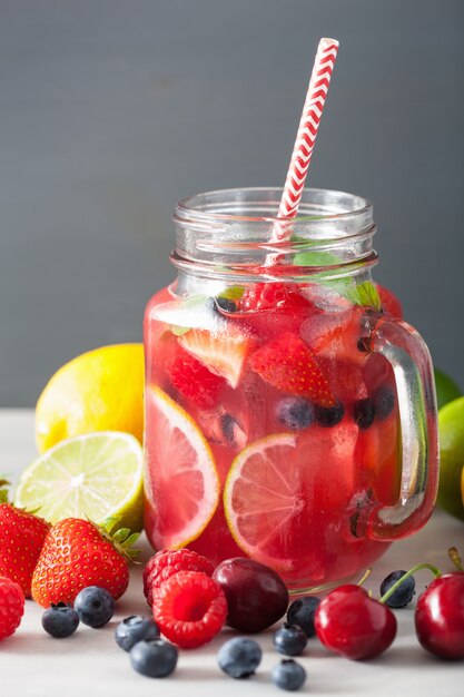 Limonada de verão berry com frutas e hortelã em frasco de vidro