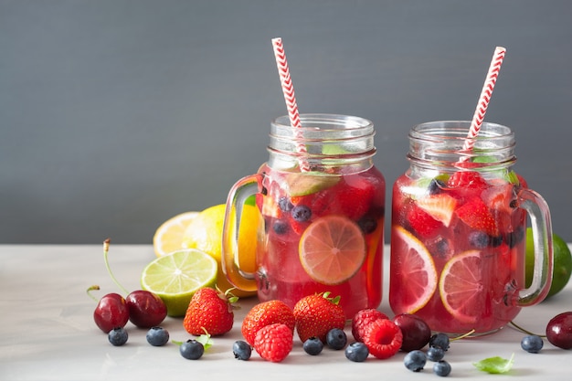 Limonada de verão berry com limão e hortelã em frasco de vidro