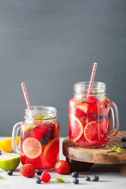 Limonada de verão berry com limão e hortelã em frasco de vidro
