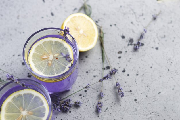 Foto limonada de verão lavanda com limão. uma bebida refrescante de verão.