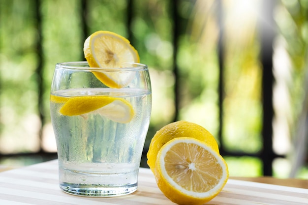 Limonada e limões frescos na mesa de madeira