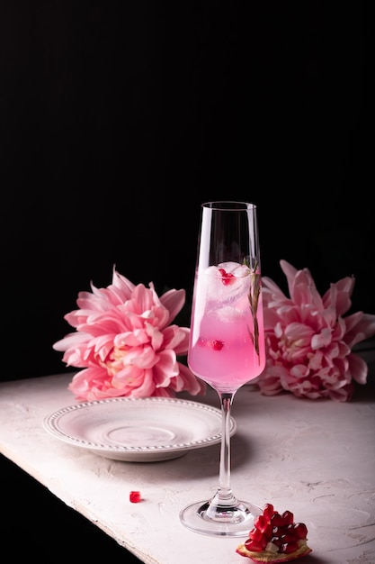 Limonada espumante de romã rosa para festa