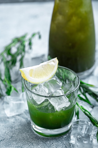 Limonada Estragón. refrescantes bebidas de verano. Limón fresco fresco estragón con hielo y rodajas de cítricos.