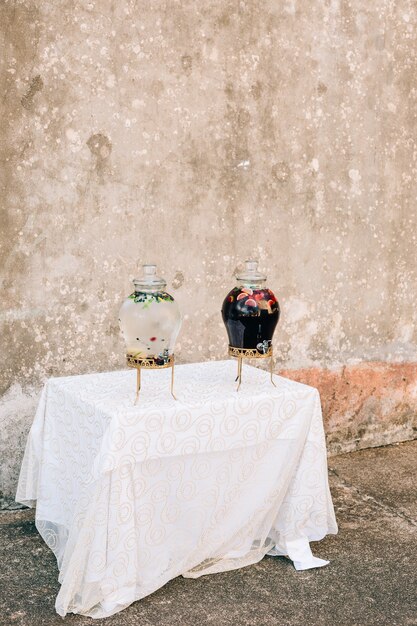 Limonada en un frascos de barril de vidrio para derramar bebidas limonada