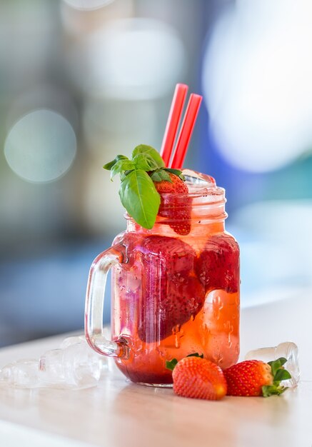 Limonada de fresa sin alcohol con albahaca y cubitos de hielo.