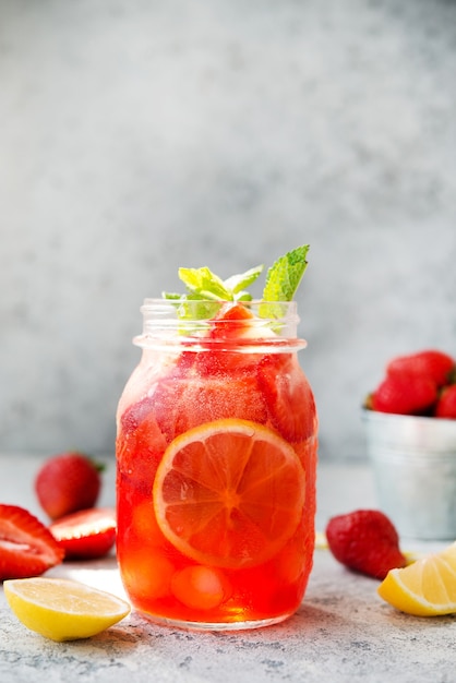 Limonada de fresa casera con hielo en un frasco, cóctel frío de verano, enfoque selectivo