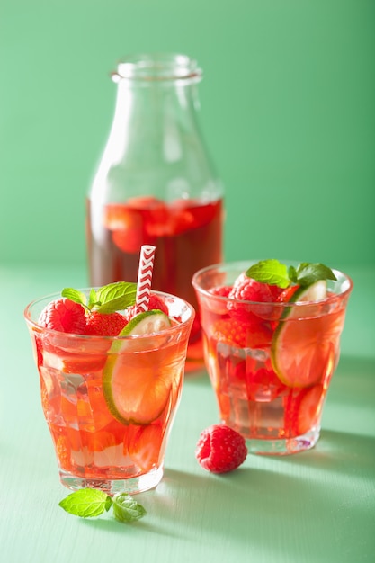 Limonada de fresa y frambuesa de verano con lima y menta