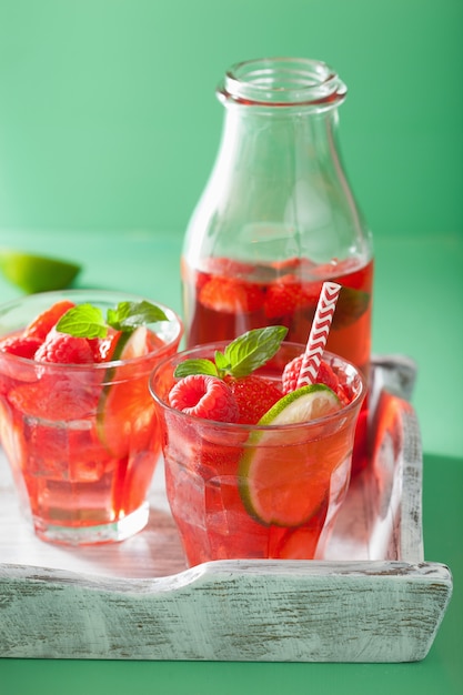 Limonada de fresa y frambuesa de verano con lima y menta