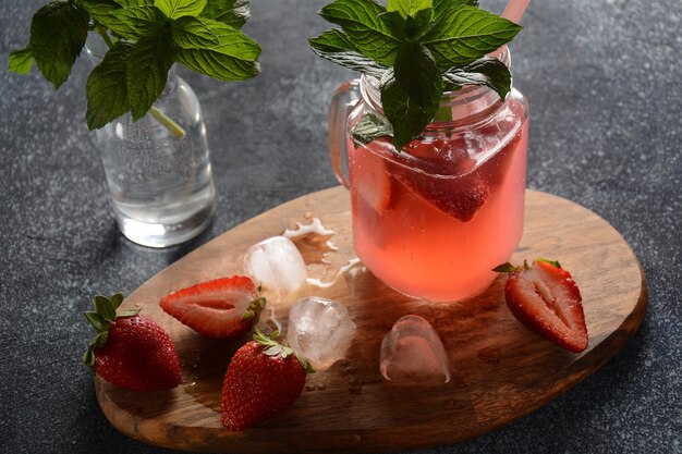 Limonada de fresa fresca con hielo y menta en vaso