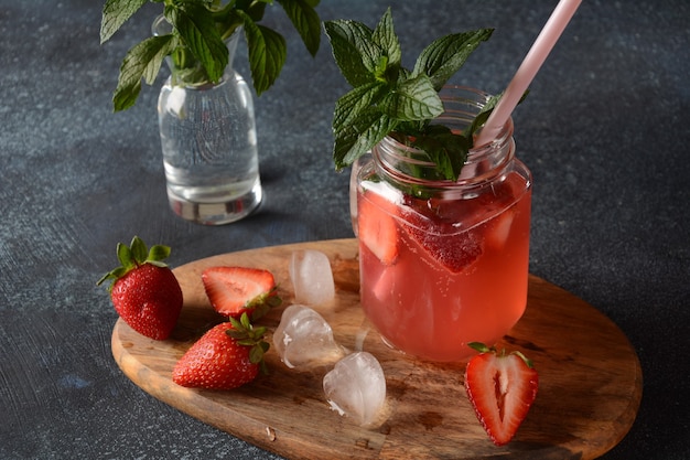 Limonada de fresa fresca con hielo y menta en vaso