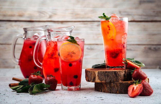 Limonada de fresa fresca en una jarra y vaso