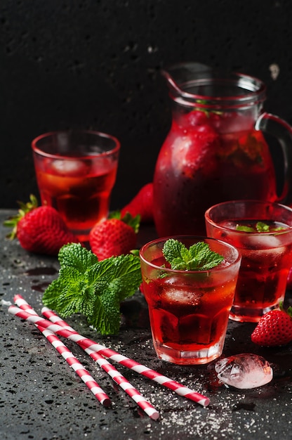 Limonada de fresa fresca con menta