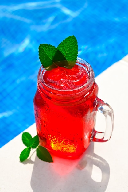 Foto limonada de fresa fría en tarro de masón aislado