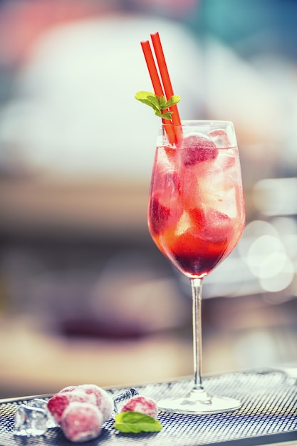 Limonada de fresa o cóctel alcohólico con sirope de hielo y hojas de menta en la mesa de la barra.