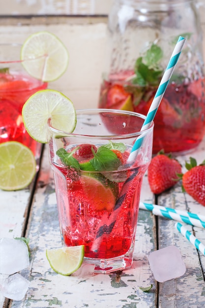 Limonada de fresa en un vaso