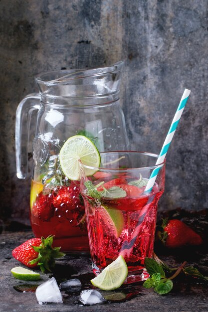 Limonada de fresa en un vaso