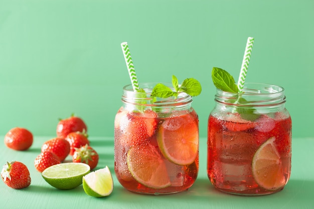 Limonada de fresa de verano con lima y menta en frascos