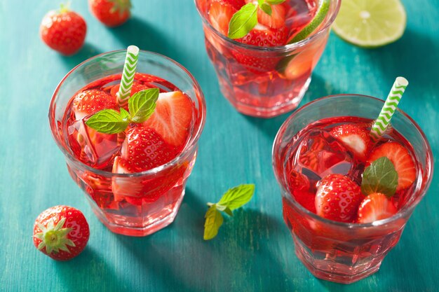 Foto limonada de fresa de verano con lima y menta