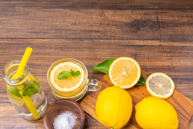 Limonada fresca bebendo com ervas em vidro