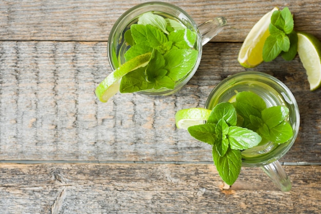 Limonada fresca de cítricos en un vaso de limón.