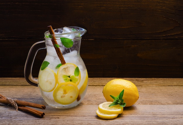 Limonada fresca com hortelã e canela