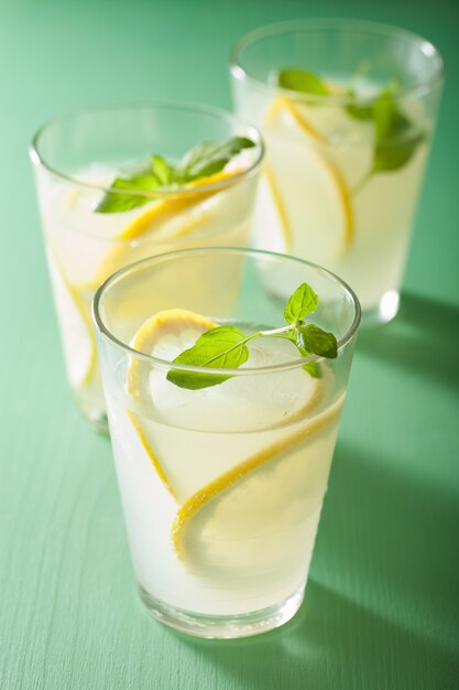 Limonada fresca com hortelã em copos