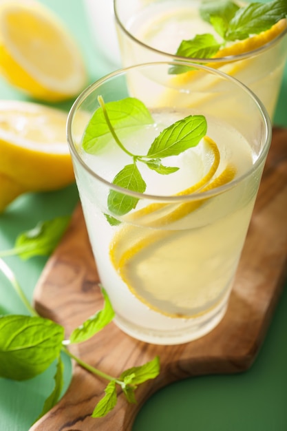 Limonada fresca com hortelã em copos