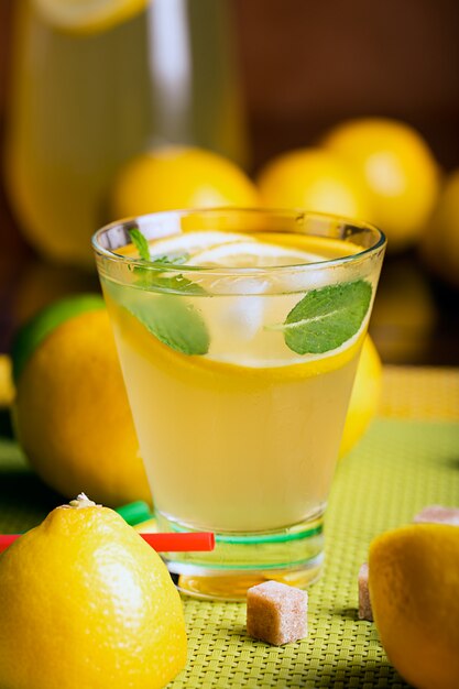 Limonada fresca de suco de limão