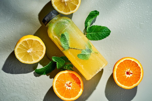 Limonada fresca em composição com laranja e limão fundo cinza mocap hard light