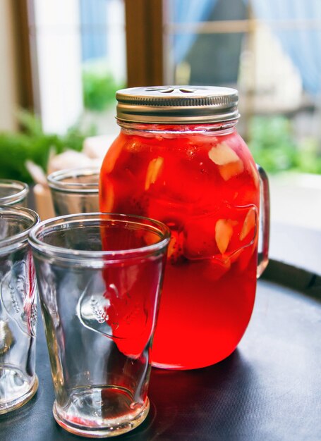 Limonada fresca fría en el alféizar de la ventana