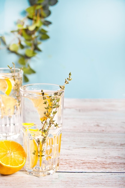 Limonada fresca fria de verão com tomilho de ervas e limão. Copie o espaço.